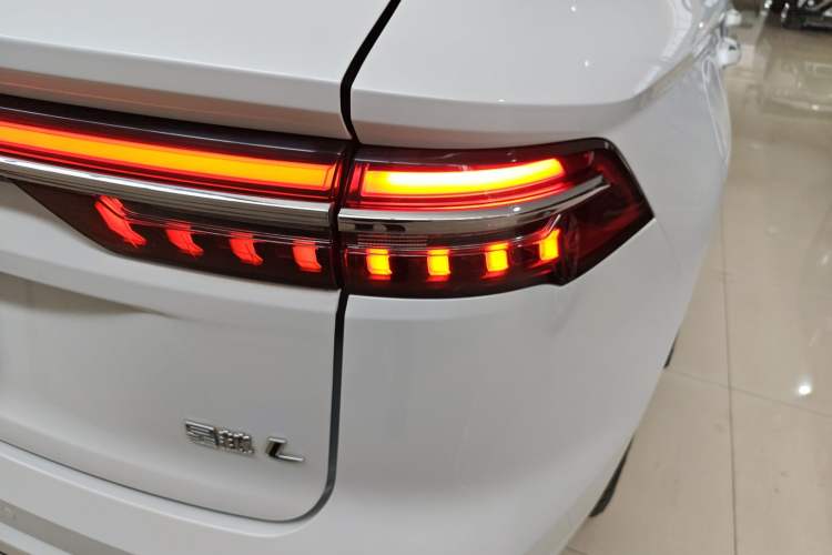 Used Geely Auto Monjaro L 2021 2.0TD DCT EVO Two-Wheel Drive Prestige Version Right Rear Taillight