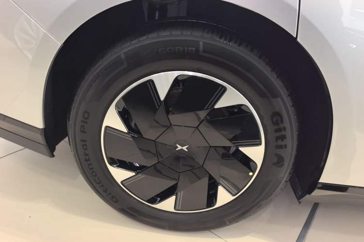 Used XPeng P7+ 2024 Long-Range Max Right Rear Wheel Hub