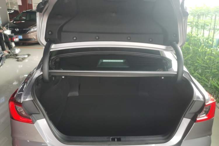 Used Toyota Camry 2026 Model Dual-Engine 2.0HSE Sport Lite Edition Trunk