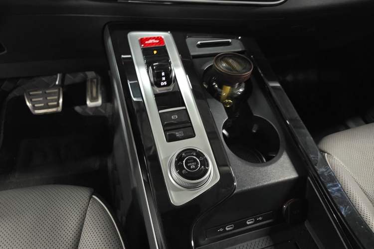 Used Volkswagen Tavendor 2024 380TSI All-Wheel-Drive R-Line Cruise Premium Edition Gear Lever