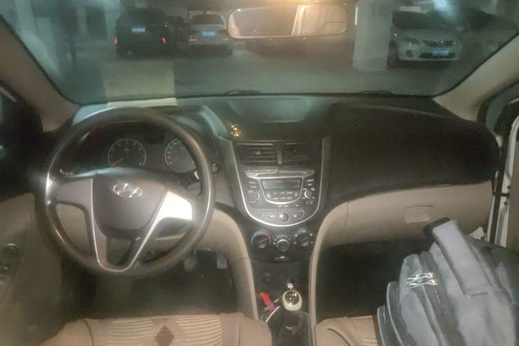 Used Hyundai Verna (older generation) 2014 1.4L Manual Smart GLS Trim Center Console