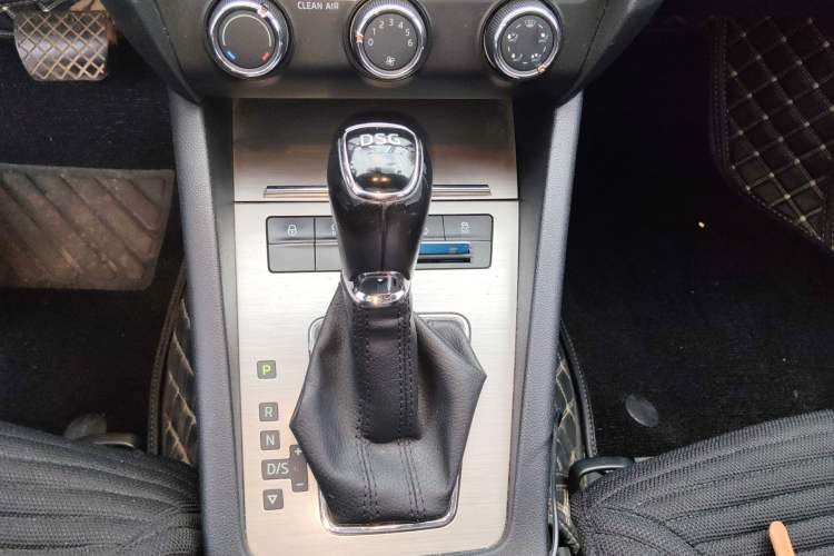 Used Skoda Octavia 2018 TSI230 DSG Luxury Edition Gear Lever