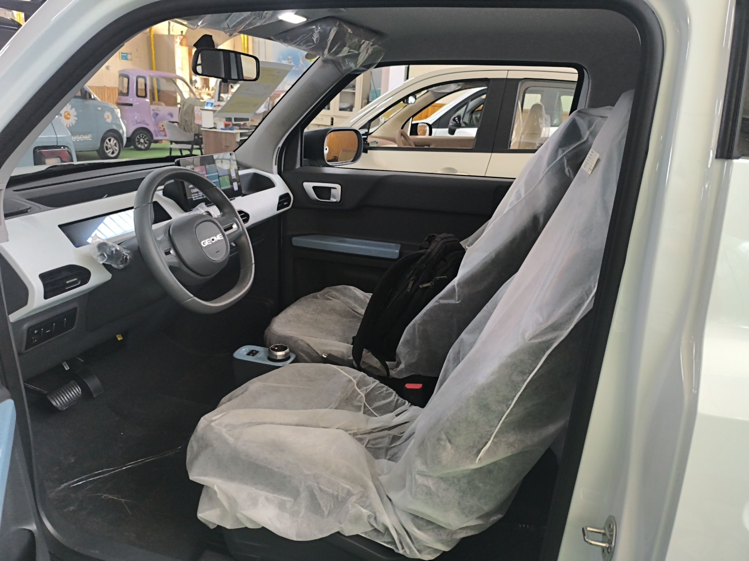 المقاعد الأمامية داخل السيارة