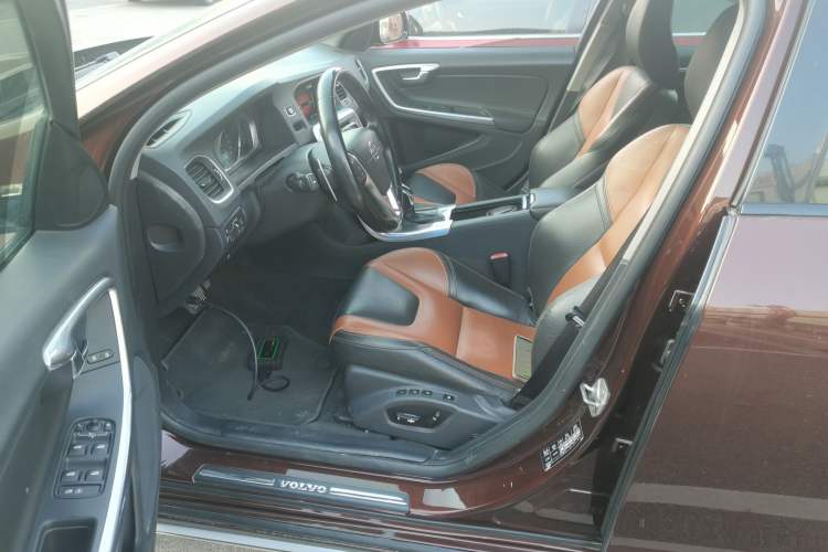 Used Volvo V60 2016 Cross Country T6 AWD
