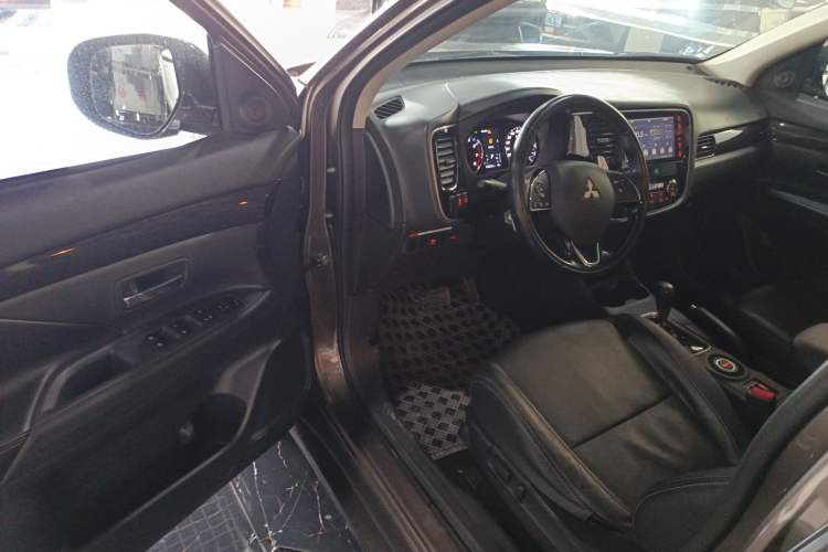 Used Mitsubishi Outlander 2016 2.4L 4x4 Luxury Edition 7-Seater