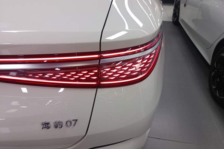 Used BYD Seal 07 DM-i 2025 DM-i 1.5L 125km Prestige Model Right Rear Taillight
