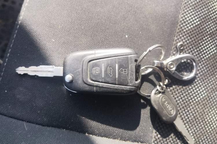 Used SAIC MAXUS Xintu V80 2019 2.5T Classic Model 6-Speed Manual Aotong Long Wheelbase Mid-Height 7-Seater