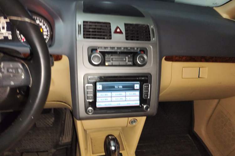 Used Volkswagen Touran 2011 1.4T DSG ZhiZhen Edition 5 Seats Audio And AC Panel