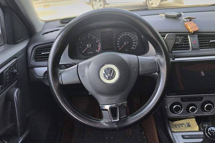 Used Volkswagen Gran Lavida 2013 1.6L Manual Fashion Model