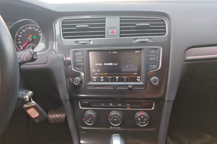 Used Volkswagen Golf 2017 1.6L Automatic Comfort Million-Vehicle Anniversary Edition
