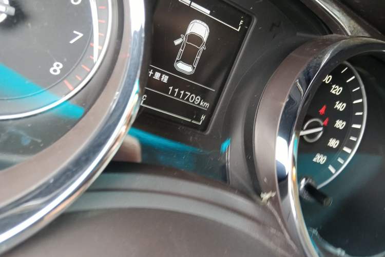 Used Baojun 730 2016 1.5T Manual Luxury Edition 7 Seats Odometer Close Up