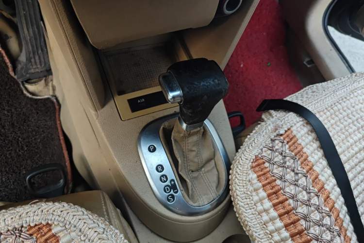Used Volkswagen Touran 2008 1.8T ZhiZun Edition Automatic 5-Seater Gear Lever