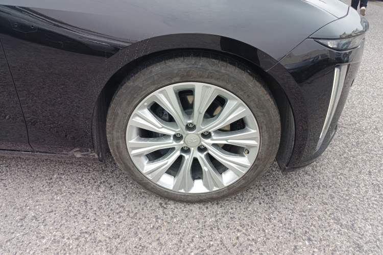 Used Cadillac CT6 2023 28T Prestige Model Right Front Wheel Hub