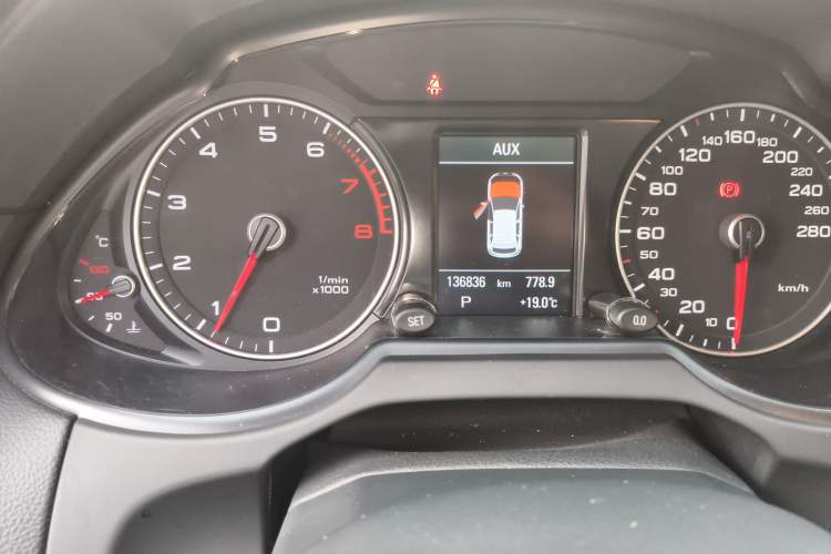 Used Audi Q5 2016 40 TFSI Technology Edition Odometer Close Up