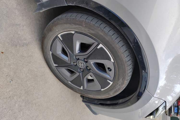 Used Toyota bZ3 2023 517 km Elite PRO Right Front Wheel Hub