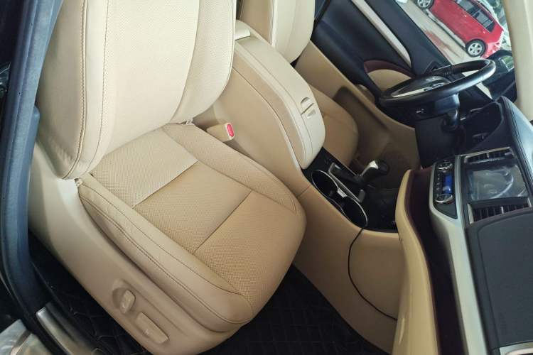 Used Toyota Highlander 2015 2.0T Two-Wheel Drive Luxury Edition 7 Seats Right Front Seat