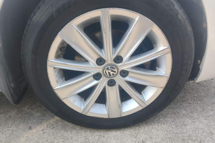 Used Volkswagen Polo 2014 1.4L Automatic Comfort Edition Right Front Wheel Hub