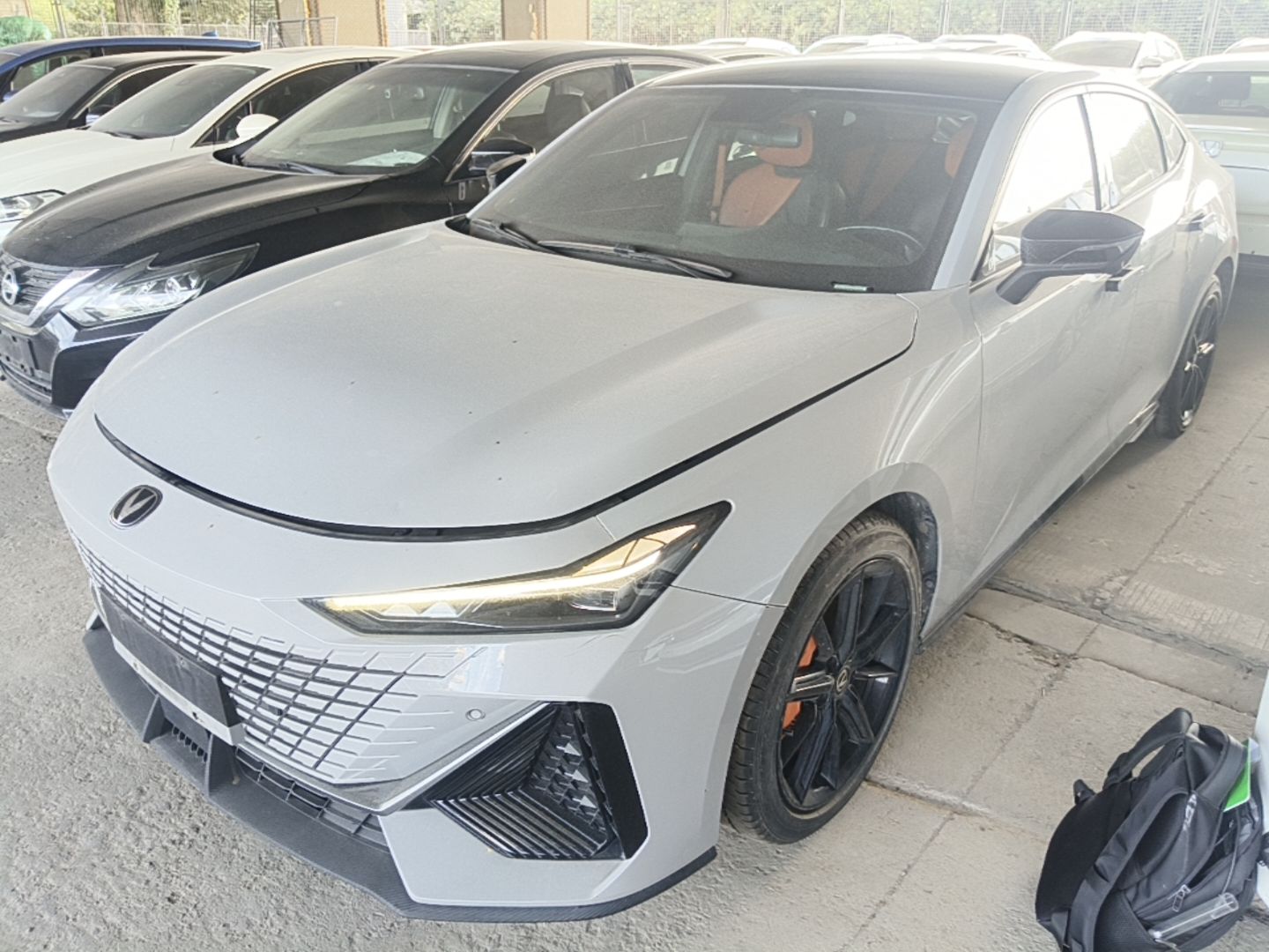 Под передней частью автомобиля