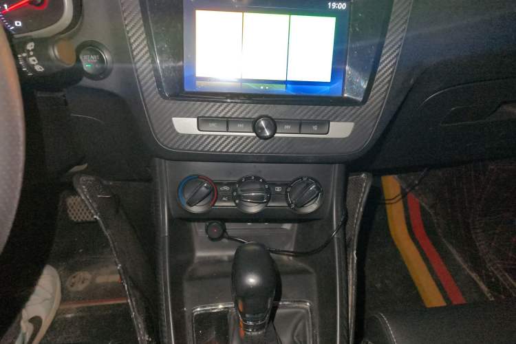 Used MG ZS 2018 1.5L Automatic Luxury Edition China V Standard Audio And AC Panel