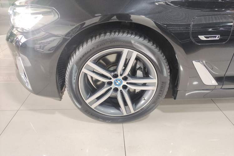 Used BMW 5 Series New Energy 2022 Updated Version 535Le Luxury Package Left Front Wheel Hub
