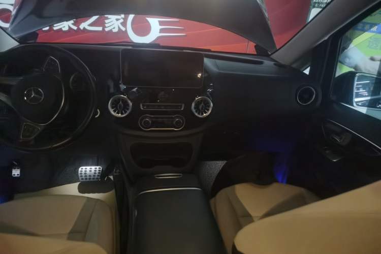 Used Mercedes-Benz Vito 2023 2.0T Business Version 7 Seats Audio And AC Panel