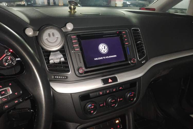 Used Volkswagen Sharan 2018 380TSI Comfort Edition 7-Seater Audio And AC Panel