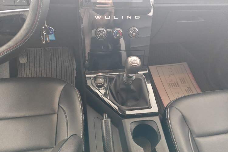 Used Wuling Hongguang PLUS 2019 1.5T Manual Luxury 7-Seater Gear Lever