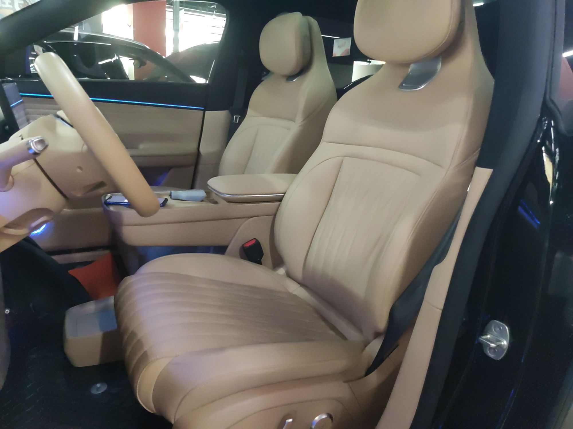 المقاعد الأمامية داخل السيارة