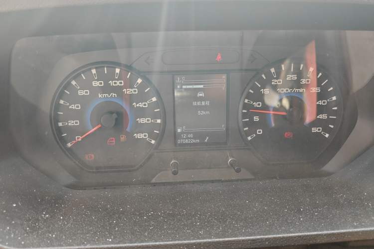 Used Iveco Daily 2023 2.5T V37 Van Long Wheelbase Mid-Roof Design Dual Tires Side-Swing Doors 2-3 Seater