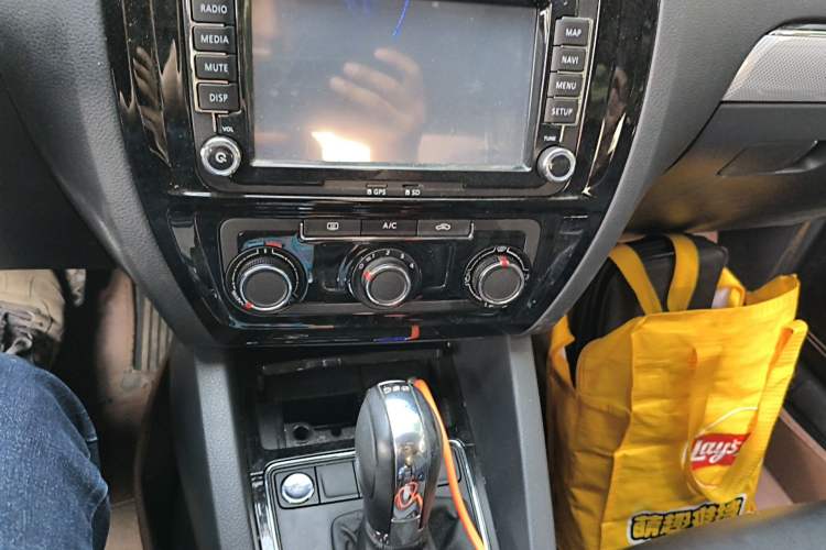 Used Volkswagen Sagitar 2015 230TSI Automatic Comfort Version Audio And AC Panel