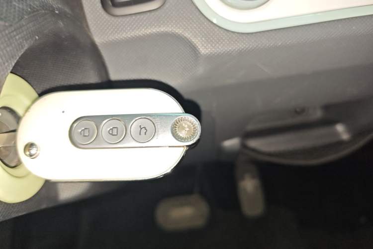 Used Wuling Hongguang MINIEV 2022 Macaron Premium Model – Lithium Iron Phosphate Vehicle Key