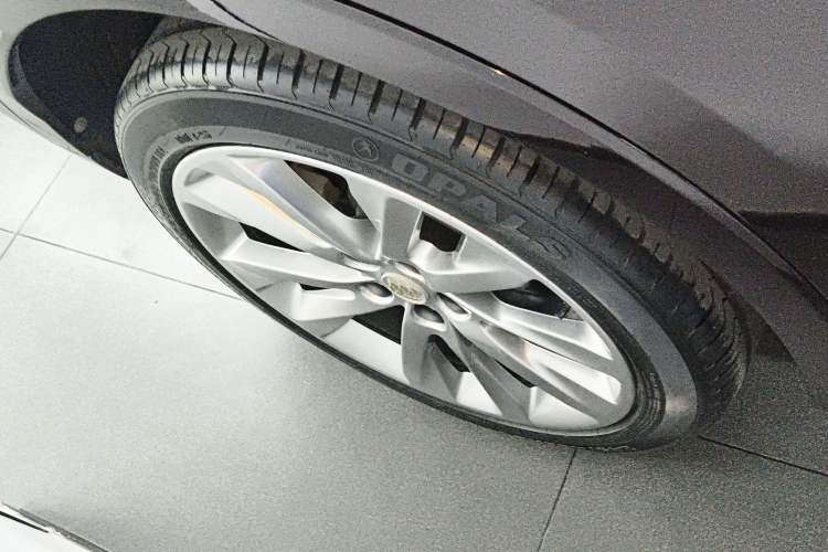 Used Buick Envision 2020 Encore S 652T All-Wheel-Drive Avenir Right Rear Wheel Hub