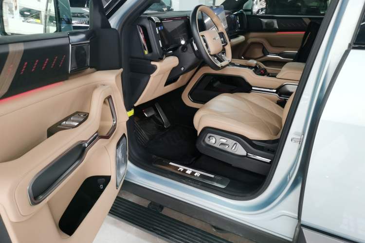 Used Formula Leopard 8 2025 Smart & Brave Flagship Edition 7 Seats