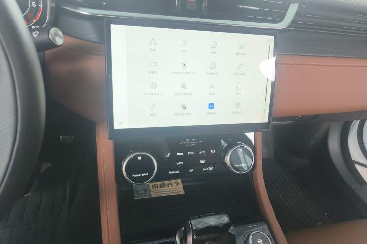 Used Jaguar XFL 2024 2.0T P300 Four-Wheel Drive Flagship Sport Gold Edition Audio And AC Panel