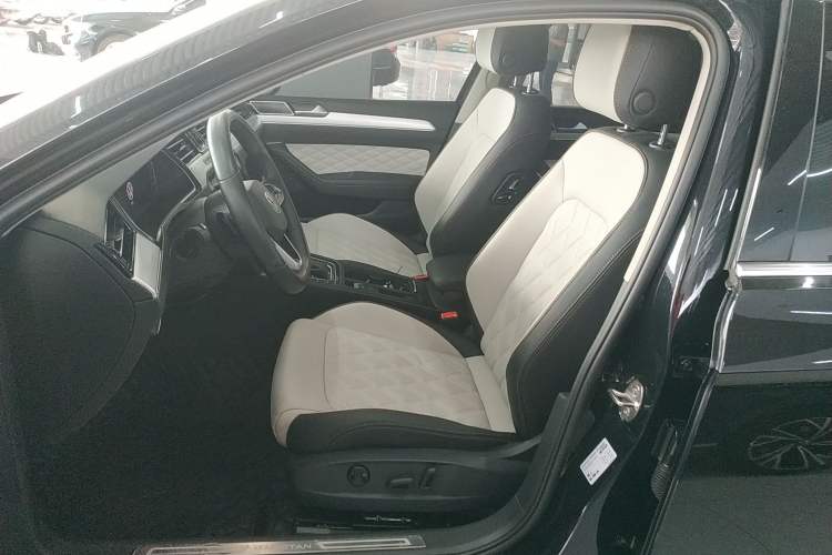 Used Volkswagen Magotan 2023 2 Million Units Commemorative Edition 330TSI DSG Luxury Version Left Front Seat