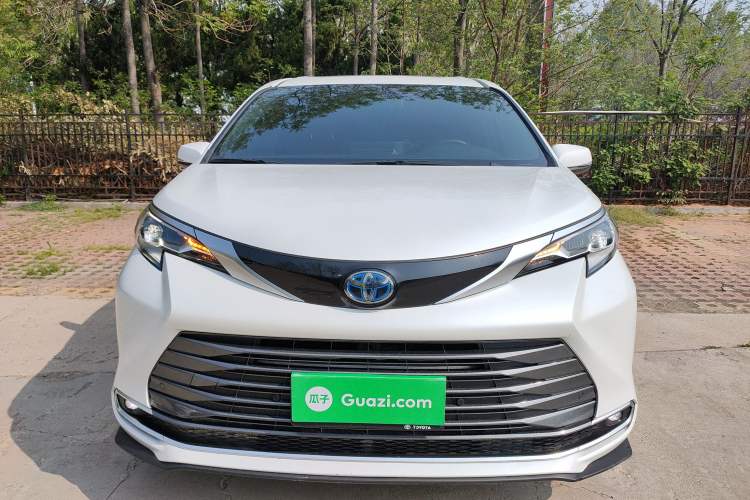 Used Toyota SIENNA 2021 2.5L Hybrid Premium Edition Front