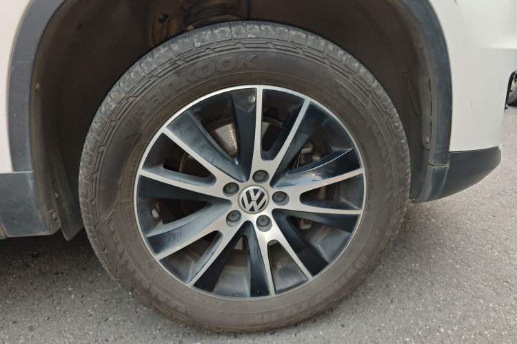 Used Volkswagen Tiguan 2013 1.8 TSI Automatic All-Wheel Drive Luxury Model Right Front Wheel Hub
