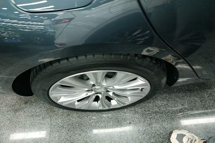 Used Cadillac CT6 2023 28T Platinum Edition Right Rear Wheel Hub