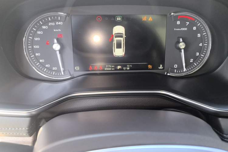 Used Roewe RX8 2018 30T Smart Connectivity Two-Wheel Drive Supreme Edition
