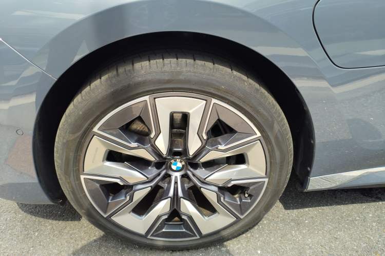 Used BMW i7 2023 eDrive50L Prestige M Sport Package Left Front Wheel Hub