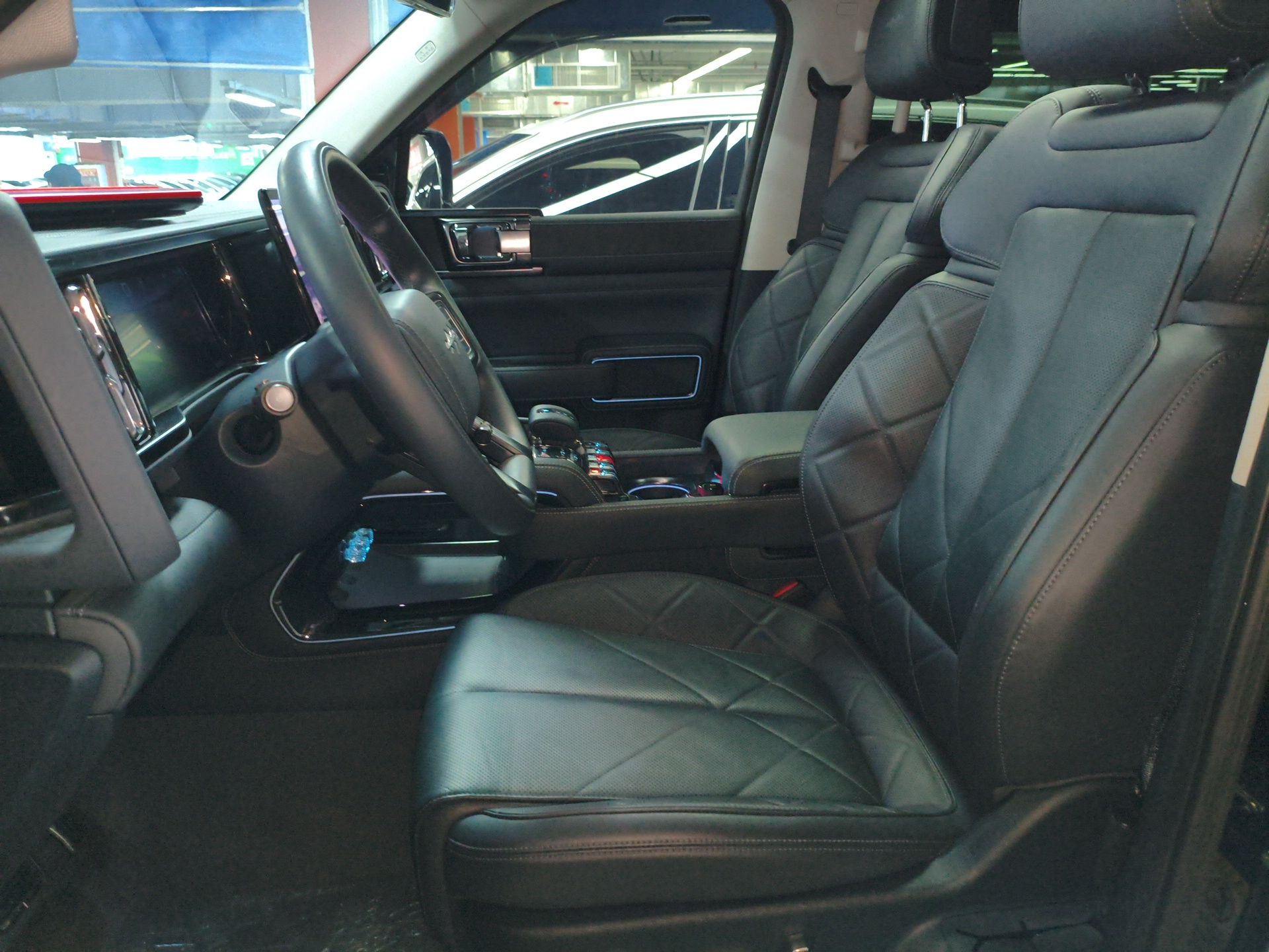 المقاعد الأمامية داخل السيارة