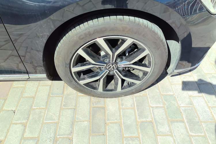 Used Volkswagen Magotan 2020 280TSI DSG Comfort Edition Right Front Wheel Hub