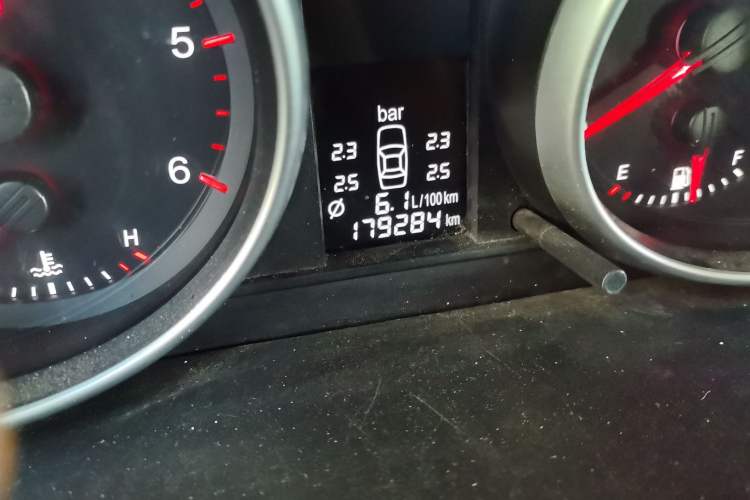 Used Haval H6 2011 Green Silence 2.0T Manual Two-Wheel Drive Urban Model