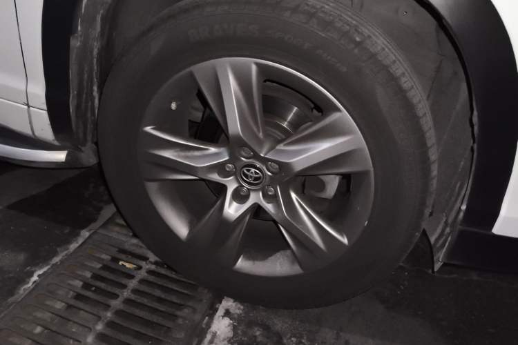 Used Toyota Highlander 2015 2.0T Four-Wheel Drive Luxury Edition 7-Seater Right Front Wheel Hub