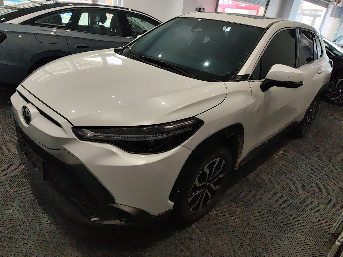 تحت مقدمة السيارة