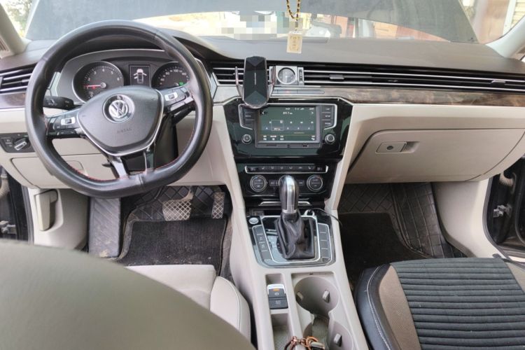 Used Volkswagen Magotan 2017 330TSI DSG Luxury Model Center Console