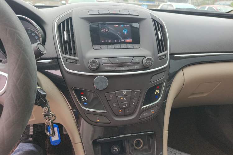 Used Buick Regal 2014 2.0L Leading Fashion Edition Audio And AC Panel