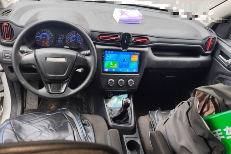 Used Dongfeng Fengon 380 2022 1.5L Standard Edition 7-Seater Passenger Vehicle Center Console