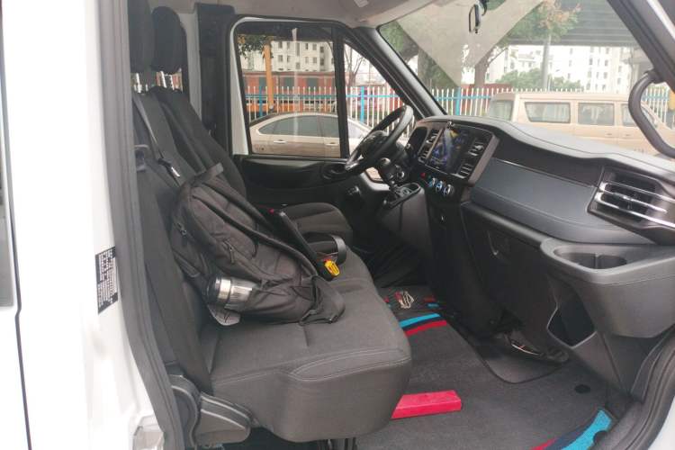 Used JMC Fushun 2025 2.0T 6MT Diesel Short-Wheelbase Mid-Roof Commercial Multi-Purpose Passenger Vehicle with 5/6 Seats
