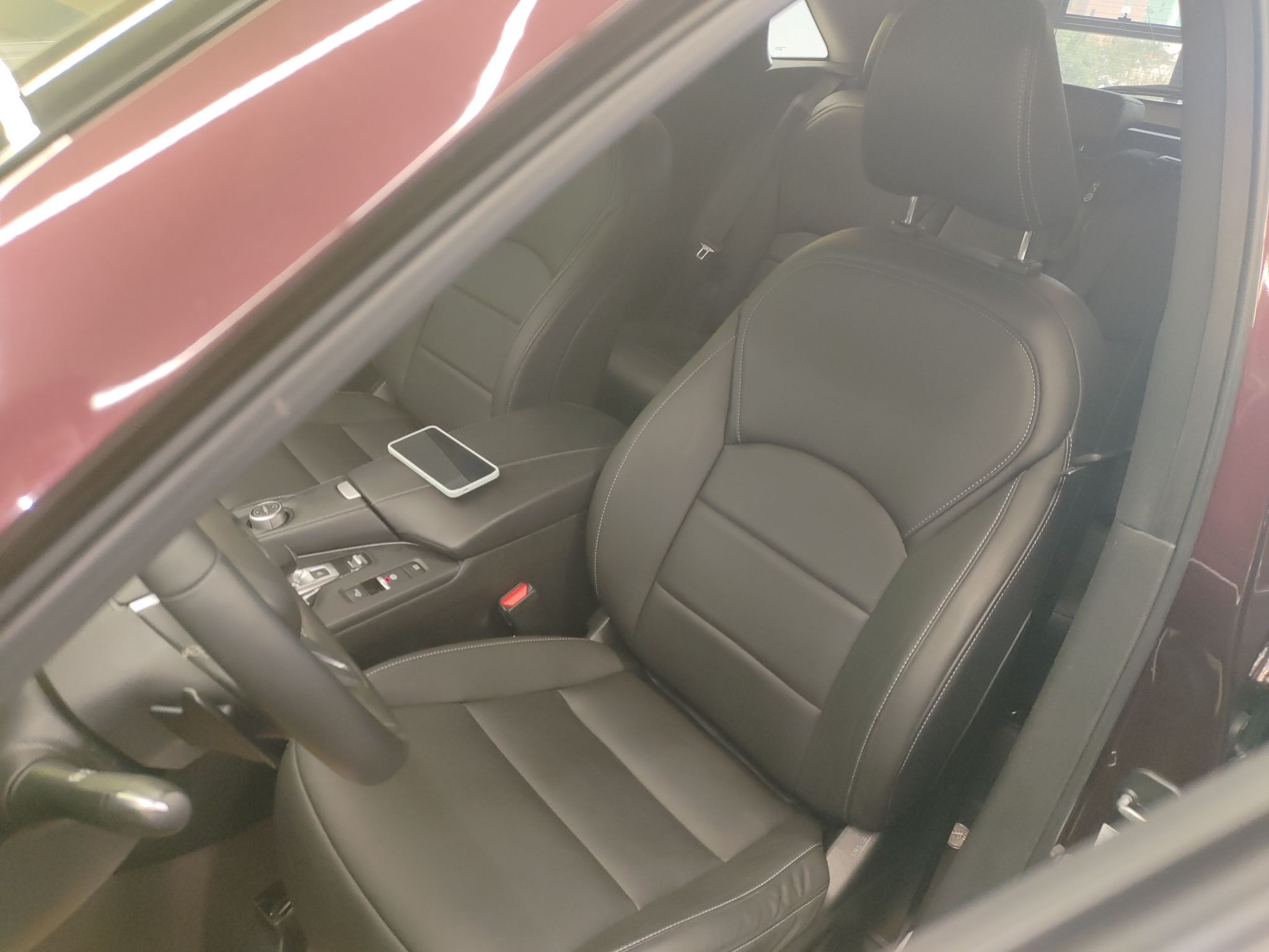 Переднее сиденье в автомобиле